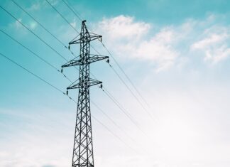 Ile czasu Polacy spędzają w social mediach?